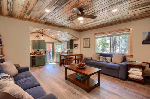 North Wawona Casa | Beetlebark Bungalow- Inside Yosemite w/hot tub EV charging cable
