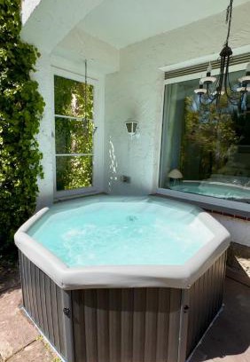Bad Wilhelmshoehe Apartamento | Beheizter Whirlpool und Panoramafenster vom Bett ins Grüne!