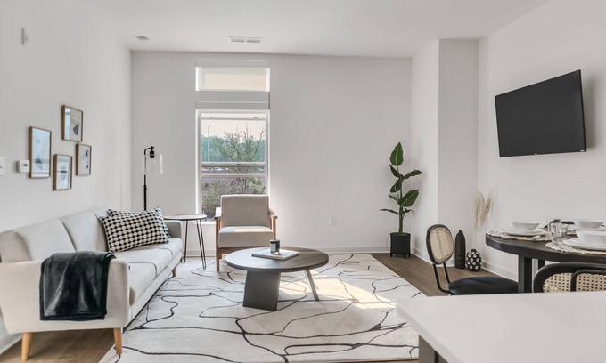 McLean Apartamento | Beige Bliss Chic 2BR/1BTH Oasis w Amenities Tysons