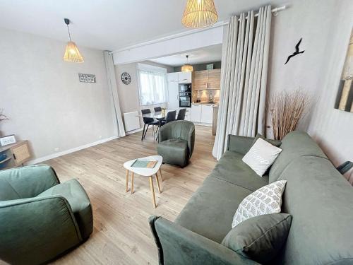 Jullouville-les-Pins Apartamento | Bel appartement rénové au cœur de Jullouville, 100m de la plage, 1 chambre, 4 couchages, parking privé - FR-1-361-72