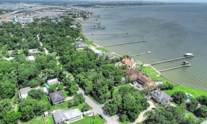 Clear Lake Shores Casa | Bel · Boardwalk POOL Home w Bikes and Boat Parking
