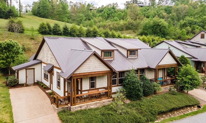 Cullowhee Casa | Belcher House - Upscale Townhome in Small Resort Community w/Clubhouse & Pool