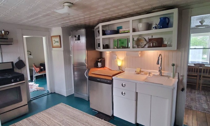 Belfast Casa | Belfast Village! Walk to shops, restaurants & the waterfront!