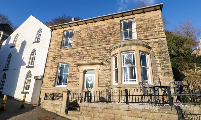 Matlock Bath Casa | BELGRANO, pet friendly, character holiday cottage in Matlock Bath