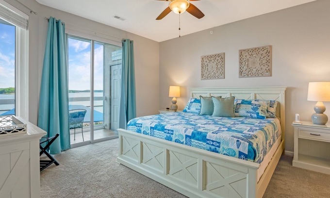 Osage Beach Condominio | Believe the 275+ 5 star reviews! Main waterfront & boat slip, Ice cream machine.