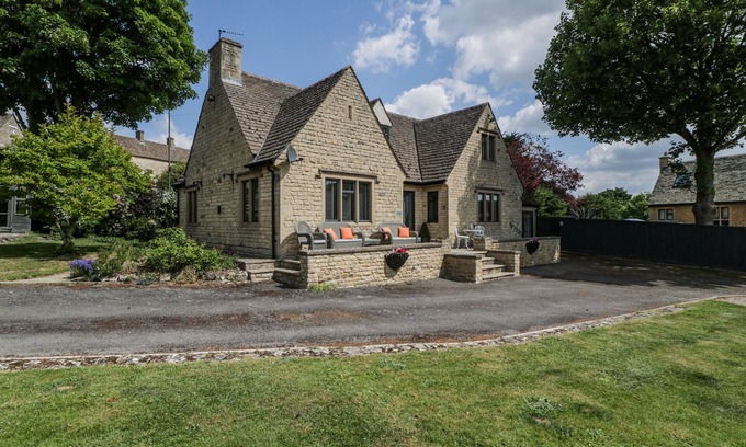 Stow-on-the-Wold Casa | BELL GARDEN, pet friendly, with open fire in Stow-On-The-Wold