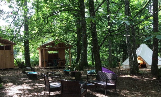 Mialet Alquiler De RV | Tienda de campanas Glamping con piscina climatizada, cuatro tiendas de alquiler como una unidad