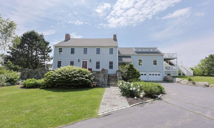 Gloucester Casa | Bell View: Private tennis court and an in-law suite.