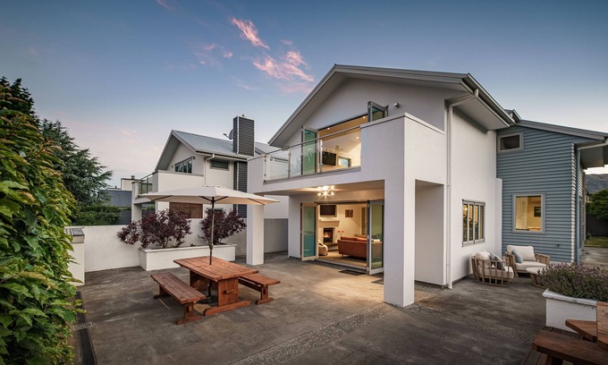 Wanaka Casa | Bella's Place: Location, style, comfort, spacious & pet friendly