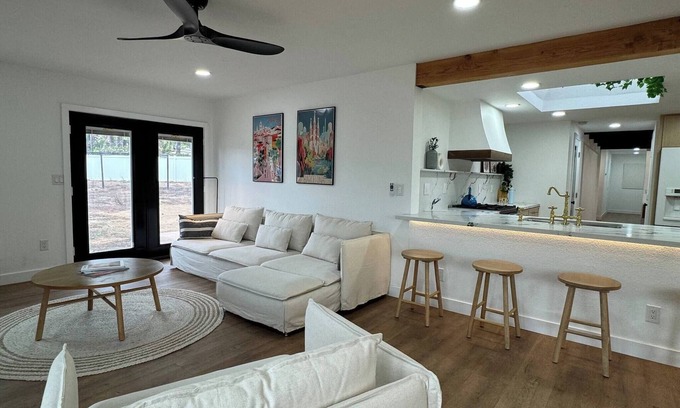 Vista Casa | Bella Vista: 5-bed home w pool