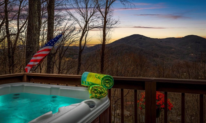 Maggie Valley Cabina | Bella Vista cabina limpia con calefacción central y aire caliente bañera y gran vista y gran revisión