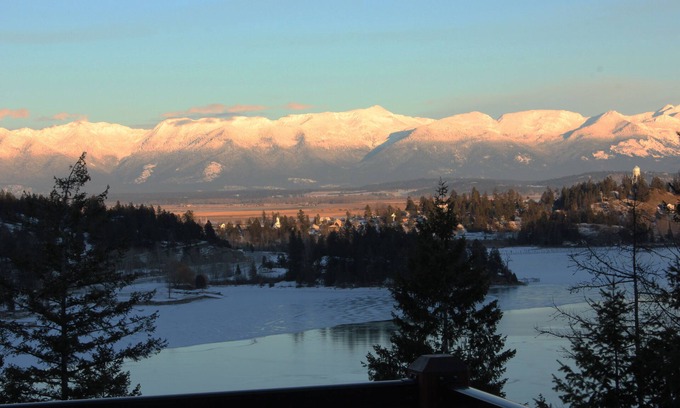 Somers Casa | "Bella Vista" con vista al hermoso lago Flathead con excelentes vistas panorámicas.