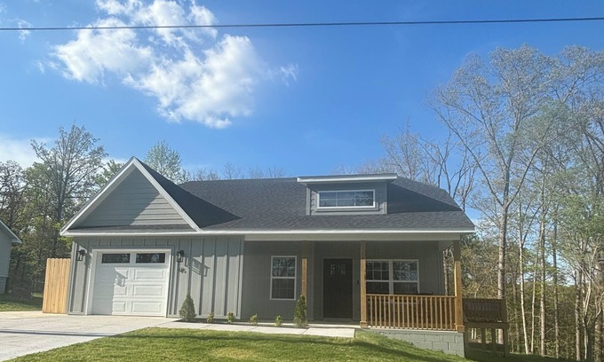 Bella Vista Casa | Bella Vista Trailside Retreat. Tunnelvision trail and Lake Windsor access