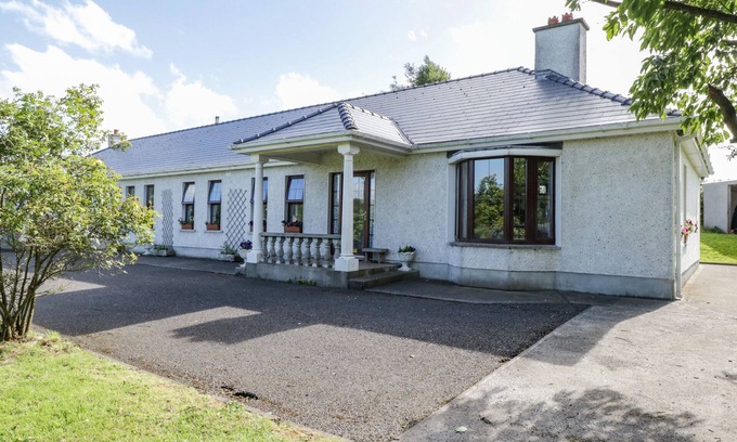Ballysadare Cabaña | BELLADRIHID COTTAGE, pet friendly in Ballysadare, County Sligo
