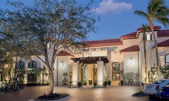 Redevelopment Area Condominio | Bellasera Resort 2 Bd Luxury Condo with Pool, Jazz Club and Restaurant