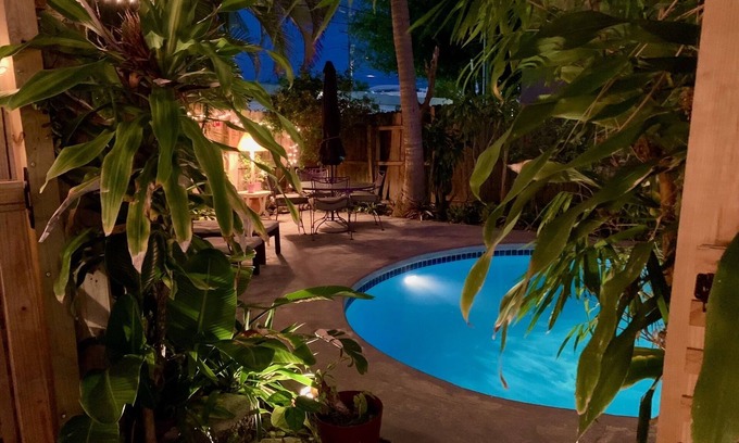 Lake Worth Cabaña | Belle Flower Oasis - cabaña de 3 dormitorios con piscina - a pie del centro de Lake Worth