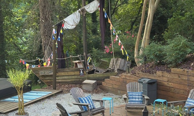 Gainesville Casa | One Last Splash, then Fall into Cozy! Sleeps 11, No Wake Cove Hot tub, Firepit