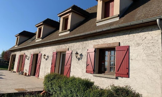 Rongeres Casa | Belle maison spacieuse avec grand jardin
