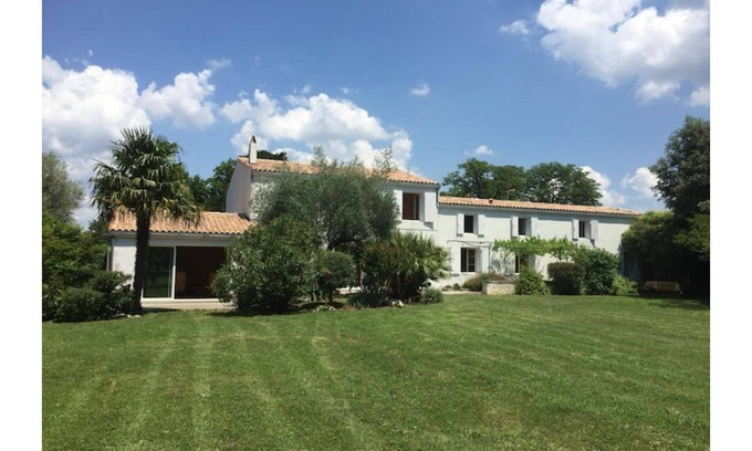 Saint-Romain-de-Benet Villa | Belle Villa