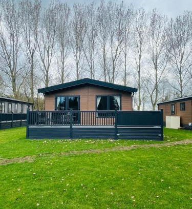 Allerthorpe Cabina | Belle Vue Lodge with Hot Tub