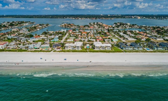 Belleair Beach Condominio | Belleair Beach Beauty! Complejo muy tranquilo con piscina! 30 Día Estancia mínima.