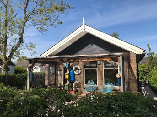 Anjum Casa | BelleMare Bungalow Lauwersmeer mit überdachte Veranda und eingezäuntem Garten
