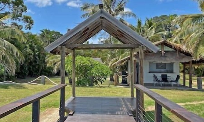 Amity Point Cabina | Belles on Ballow - Lorikeet Lodge