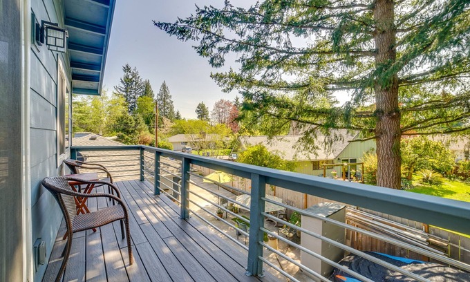 East Lake Hills Apartamento | Bellevue Abode: Balcony, 13 Mi to Downtown Seattle