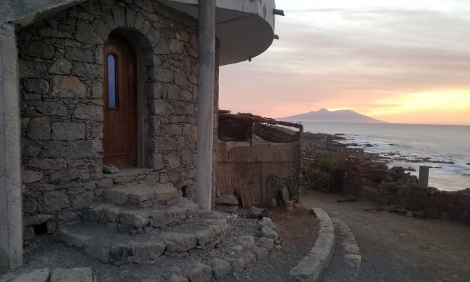 Santiago Cama Y Desayuno | Belvedere room by the sea