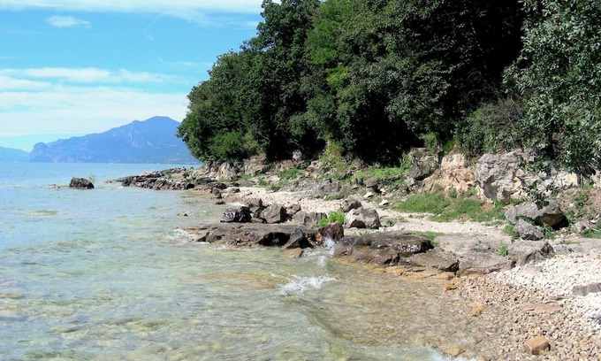 Crociale Casa | Moderna Casa de Vacaciones en Manerba del Garda con Jardín
