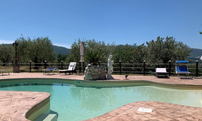 Uncinano Casa | Cortijo romántico en Spoleto con piscina