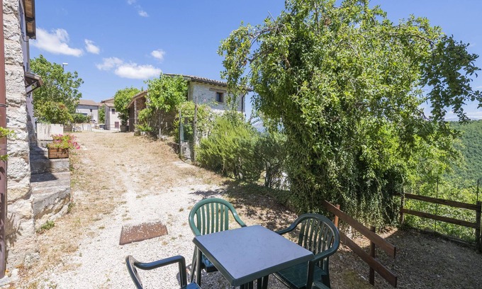 Sellano Casa | Apartamento ideal en Sellano con piscina compartida