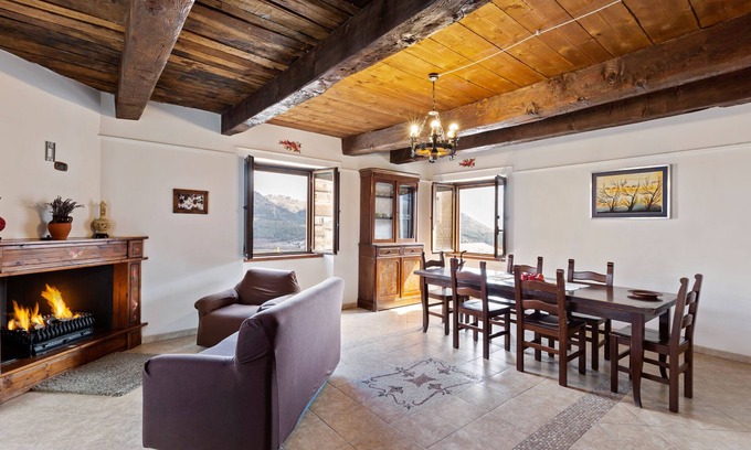 Morano Calabro Villa | Mansión de buen gusto en Morano Calabro con balcón