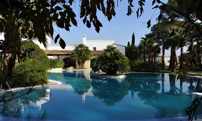 Massafra Casa | Estancia espaciosa con tenis