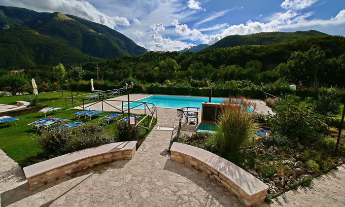 Piobbico Casa | una casa de vacaciones grande en Piobbico Marche con una piscina