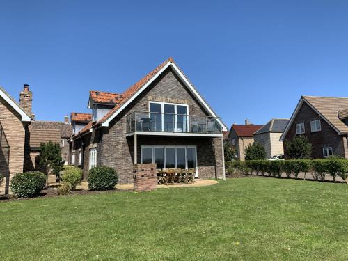 Filey Casa | Bempton View at The Bay Filey, sleeps 10, and 2 dogs welcome for free too!