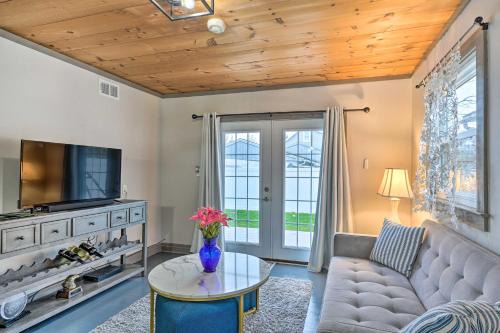 Bemus Point Apartamento | Bemus Point Vintage Suite with Soaking Tub and Kitchen