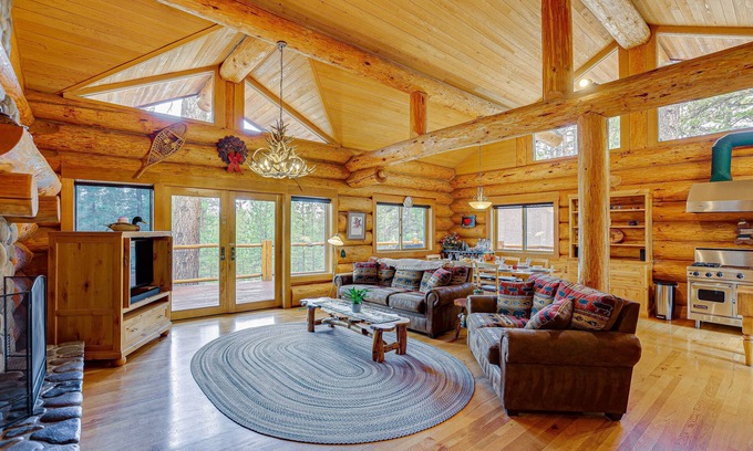 Sunriver Cabina | Bend Getaway with Cozy Fireplace