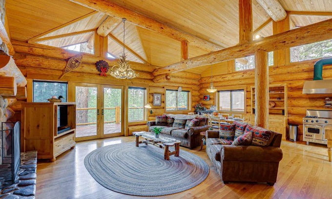 Sunriver Casa | Bend Getaway with Cozy Fireplace
