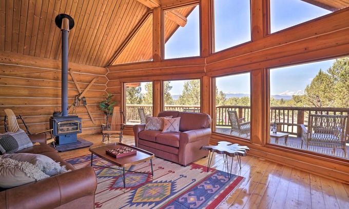 Bend Cabina | Bend Log Cabin w/ Cascade Mountain Views!