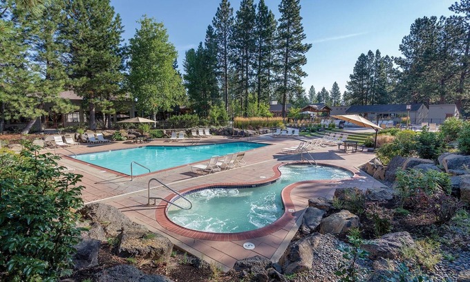 Bend Complejo | Bend, OR: 2BR w/Fireplace, Pool, Ice Skating, Stables, Lake, Watersports & More!