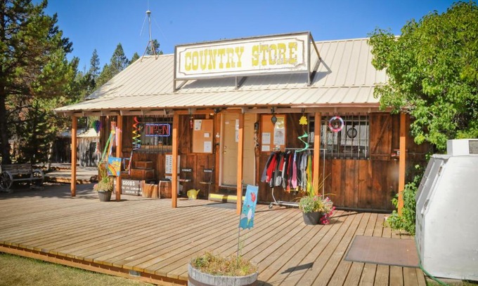 Three Rivers Complejo | Bend-Sunriver Camping Resort Two-Bedroom Cabin 7
