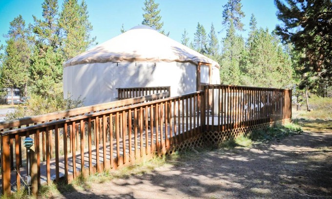 Three Rivers Complejo | Bend-Sunriver Camping Resort Wheelchair Accessible Yurt 13