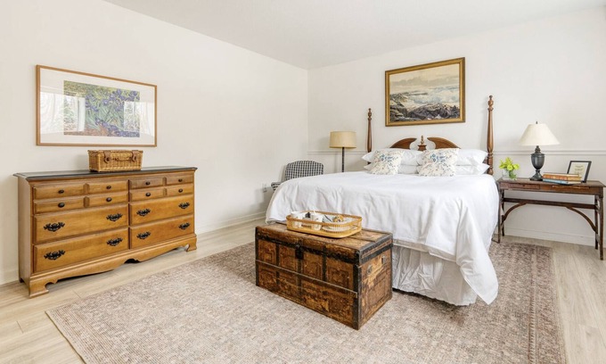 Egremont Casa | Benjamin Room at Egremont Village Inn by AvantStay | Live Music & Bar
