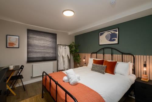 Plasnewydd Casa | Benjamin Suite by Koya Homes - 3 Double Bedroom Apartment, Cardiff City Centre, Free Parking