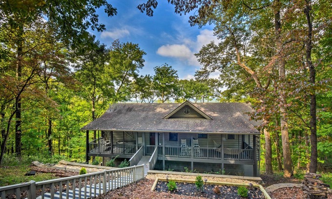 Tate Cabina | Bent Tree Cabin with Mountain & Lake Views!
