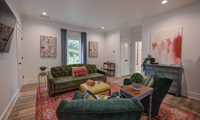 Benton Apartamento | Benton Hideaway - walking distance to downtown, one minute to interstate.