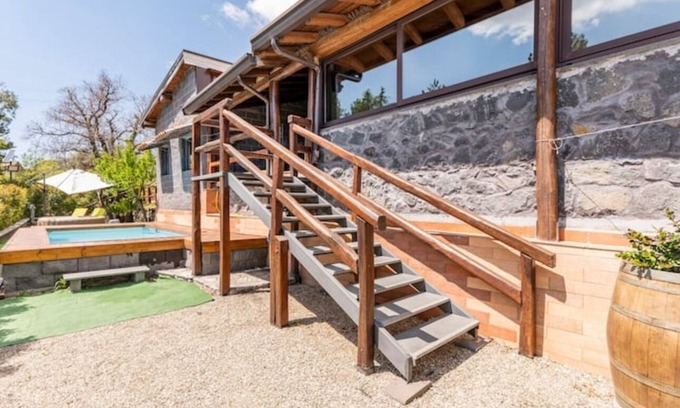 Trecastagni Chalet De Esquí | Benvenuti a Villa Gorna, un'oasi immersa nel verde tra l'Etna e il mare.