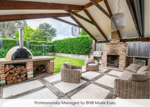 Orange Casa | Benview Cottage - CBD, Sleeps 8, Pizza Oven