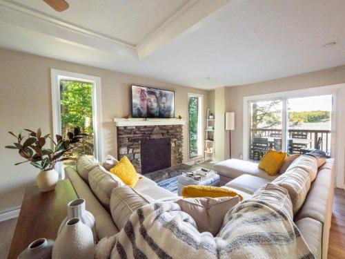 Leicester Casa | Berkshire Vacation Rentals: Leicester Lake Front Home Come Relax